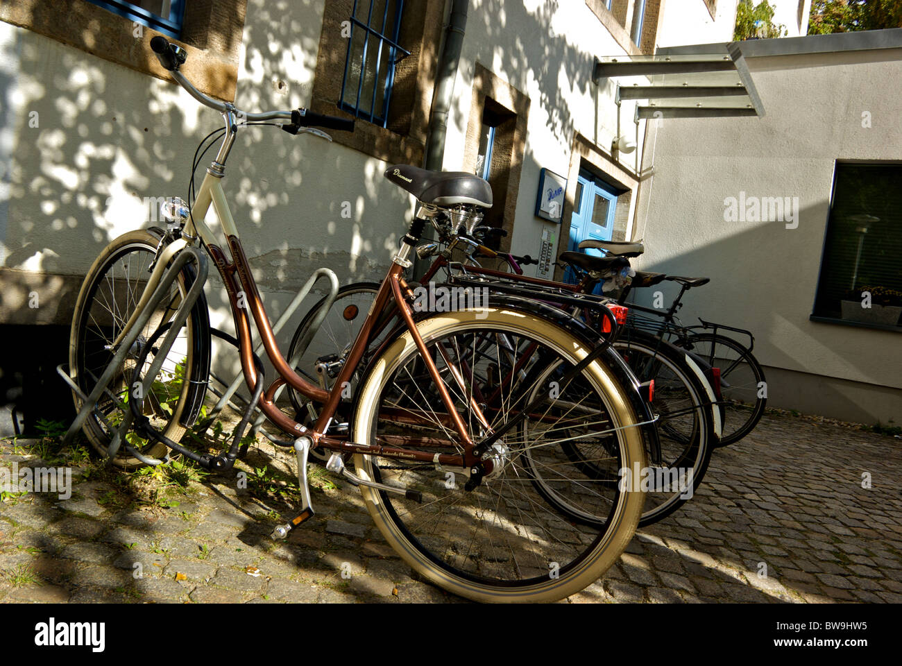 In stile retrò singola velocità di biciclette in bike rack funky hip Dresda città nuova neustadt Foto Stock
