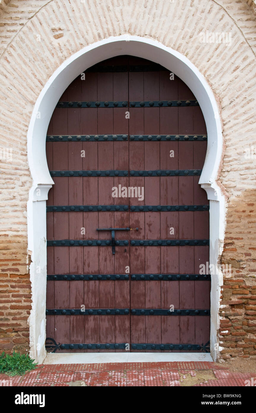 Una tradizionale porta ad arco in stile moresco in un edificio a Marrakech, in Marocco. Foto Stock