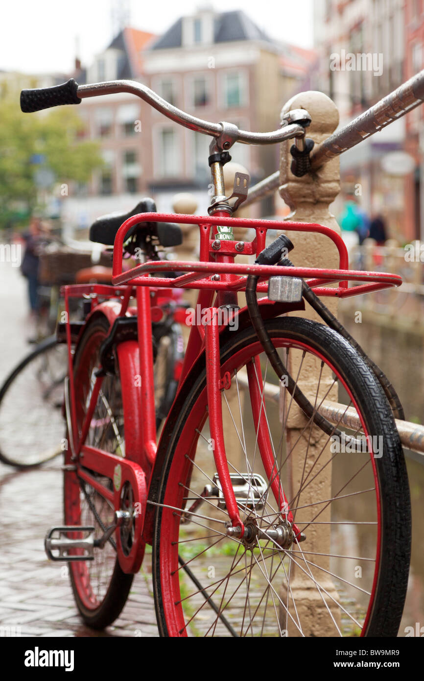 Bicicletta in corrispondenza di un canale in Olanda Foto Stock