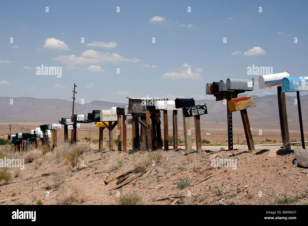Le caselle di posta al di fuori di una zona residenziale nel deserto, Nuova Kingman-Butler, STATI UNITI D'AMERICA Foto Stock