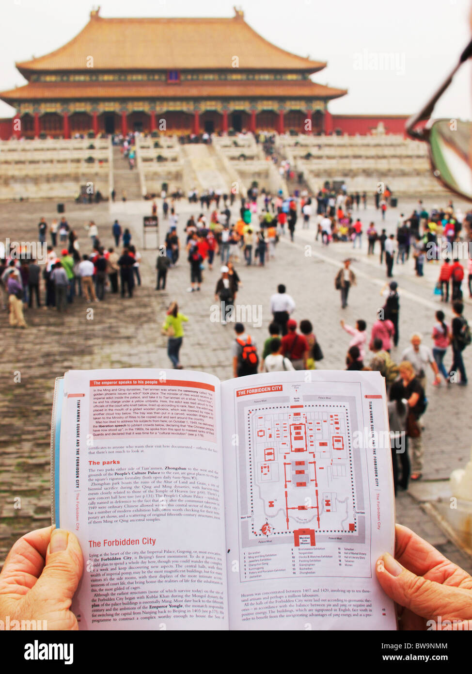 Lettura turistica libro guida mentre nella Città Proibita di Pechino Foto Stock