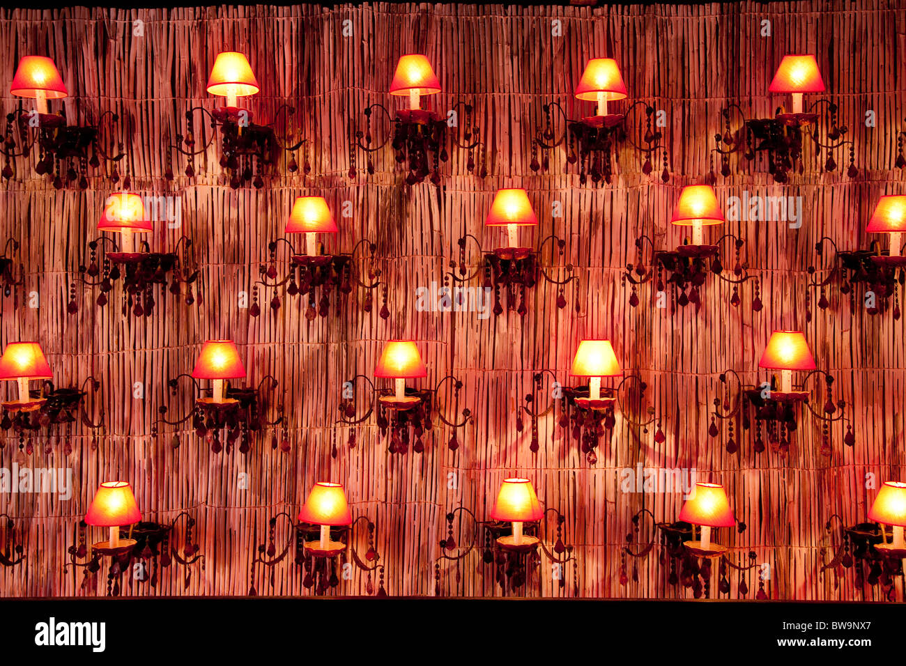 Una parete di luci decorative in un ristorante sul mare sulla Corniche di Casablanca, Marocco. Foto Stock