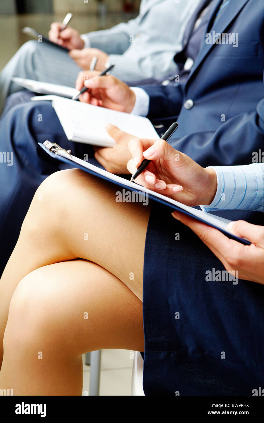 Fila di gente di affari con documenti di seduta alla lezione Foto Stock