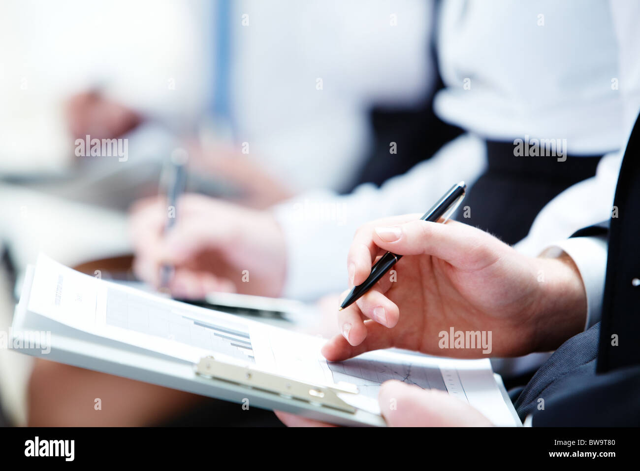 Immagine della persona d'affari le mani con i documenti rendendo note al seminario Foto Stock