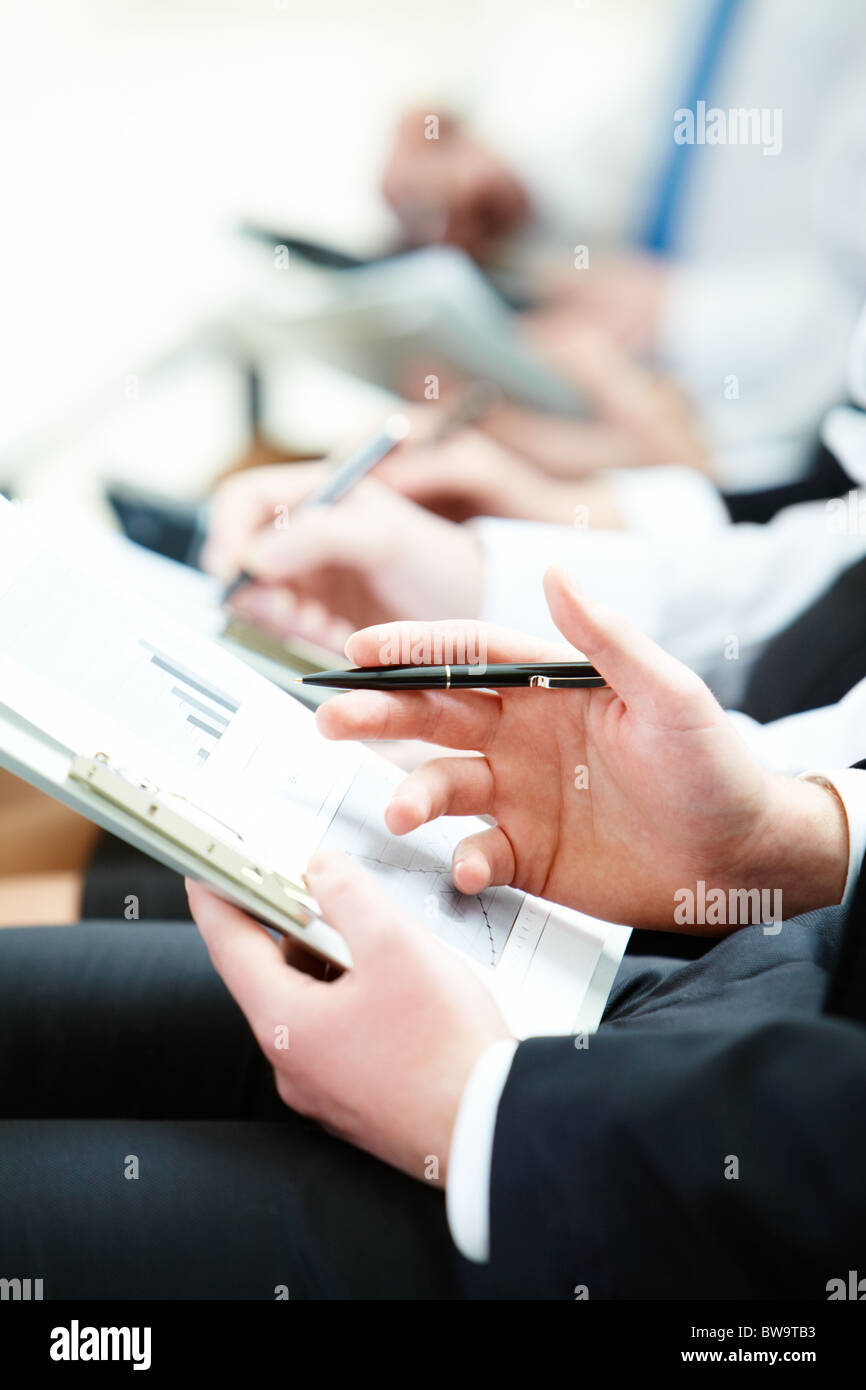 Persona d'affari mano con penna documento di apprendimento durante la lezione Foto Stock