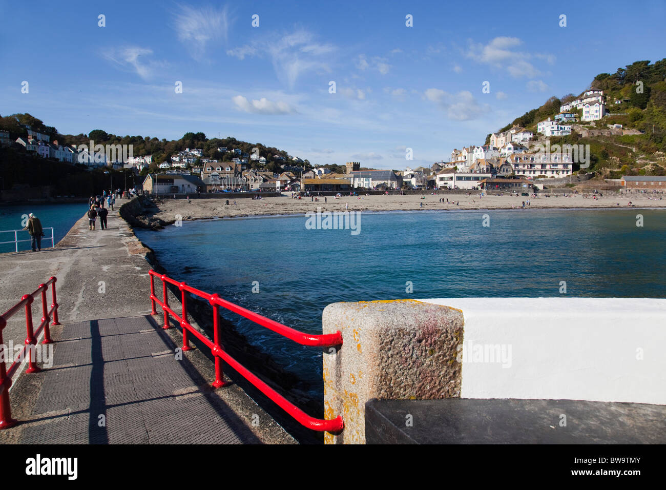 Looe; guardando verso la città dalla fine del molo; Cornovaglia Foto Stock