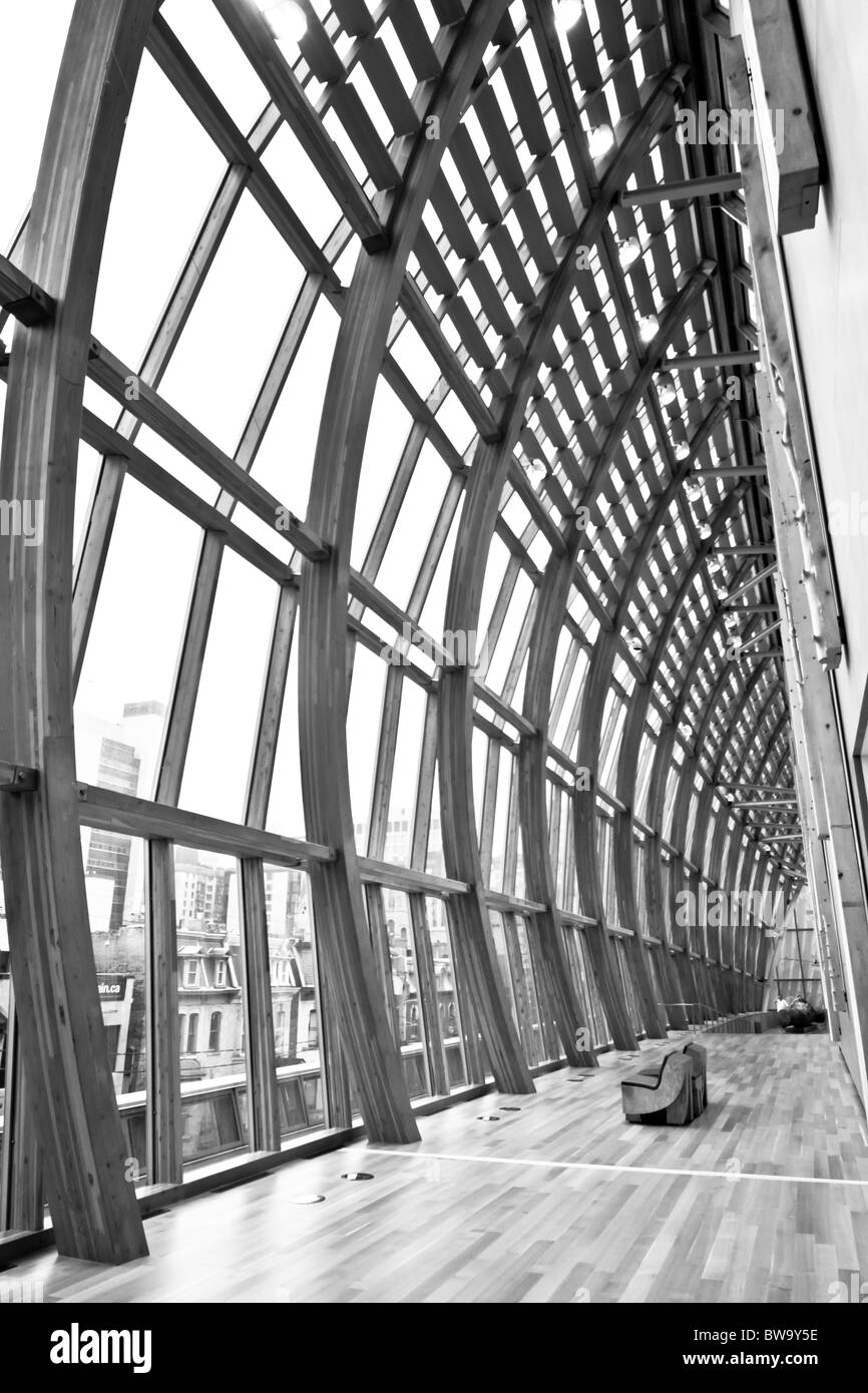 Curva di finestra in legno all'interno della galleria d'Arte di Ontario museo contemporaneo Foto Stock