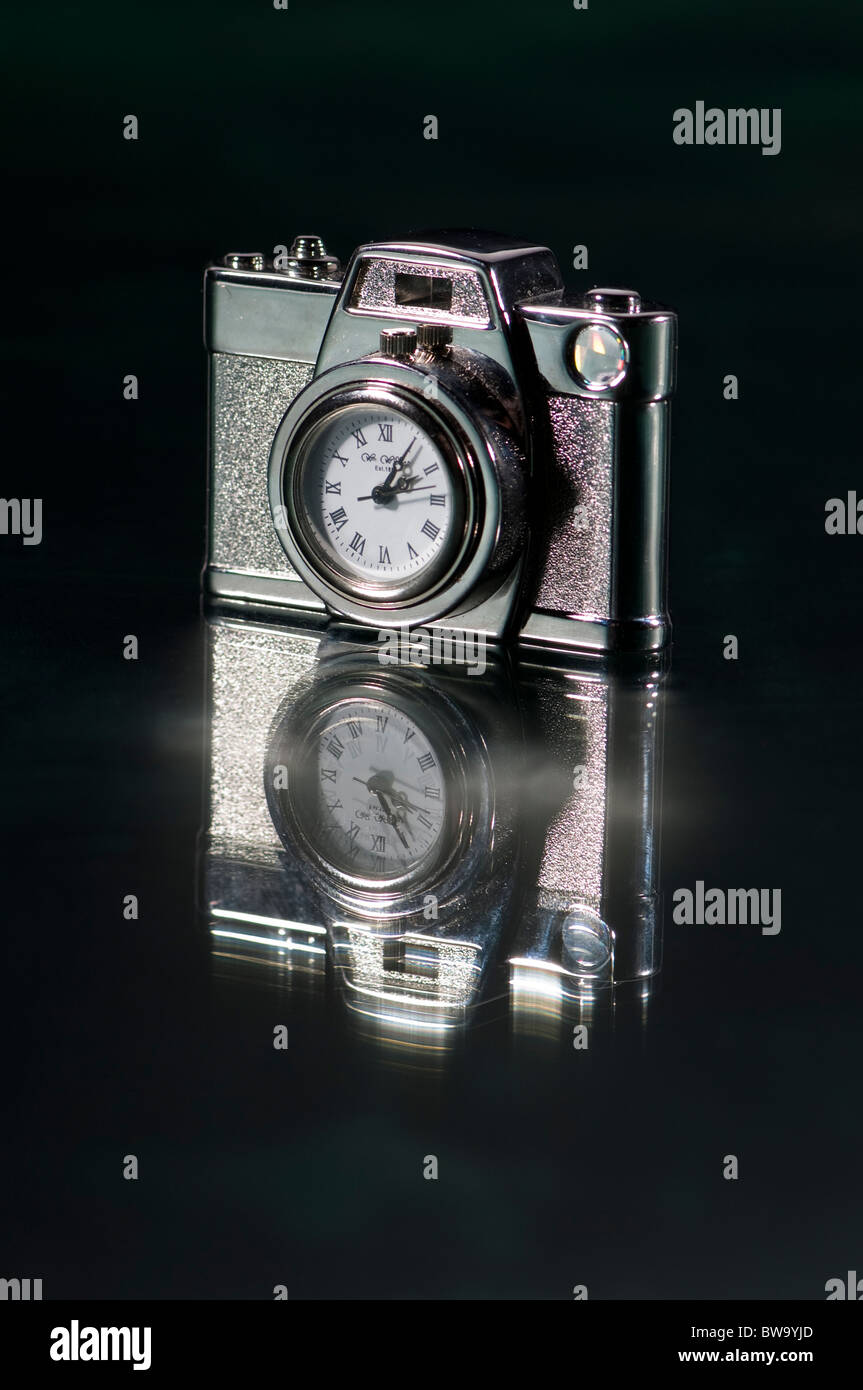 Un orologio da tavolo a forma di una telecamera Foto Stock