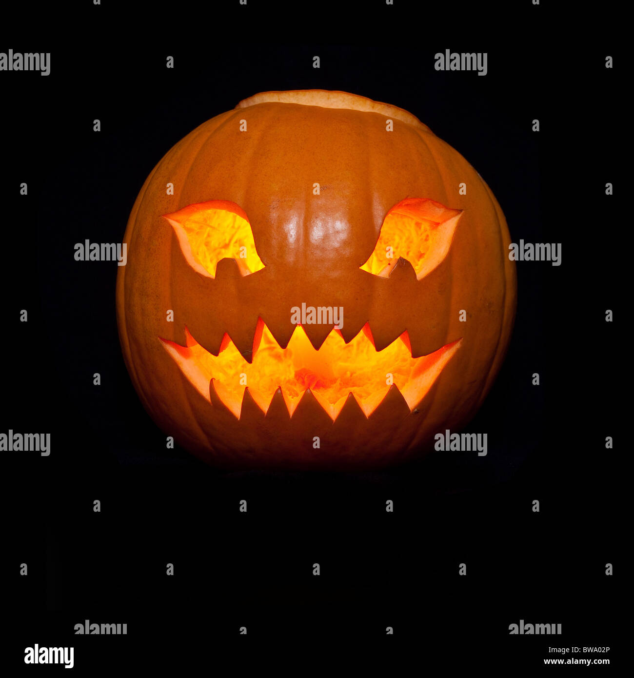 Halloween zucca lanterna su un nero di sfondo per studio. Foto Stock