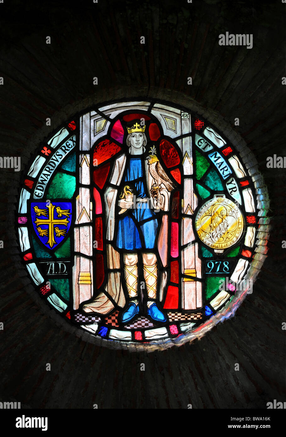 Vetrata raffigurante il re Edoardo il martire nel santuario che una volta ospitava le sue reliquie in rovine di Shaftesbury Abb Foto Stock