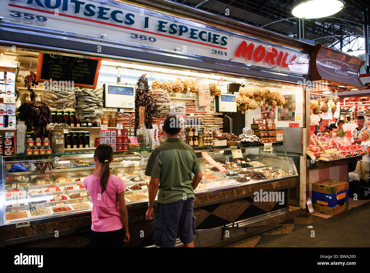 In stallo la vendita di frutta secca e spezie nel mercato La Boqueria a Barcellona, Spagna Foto Stock