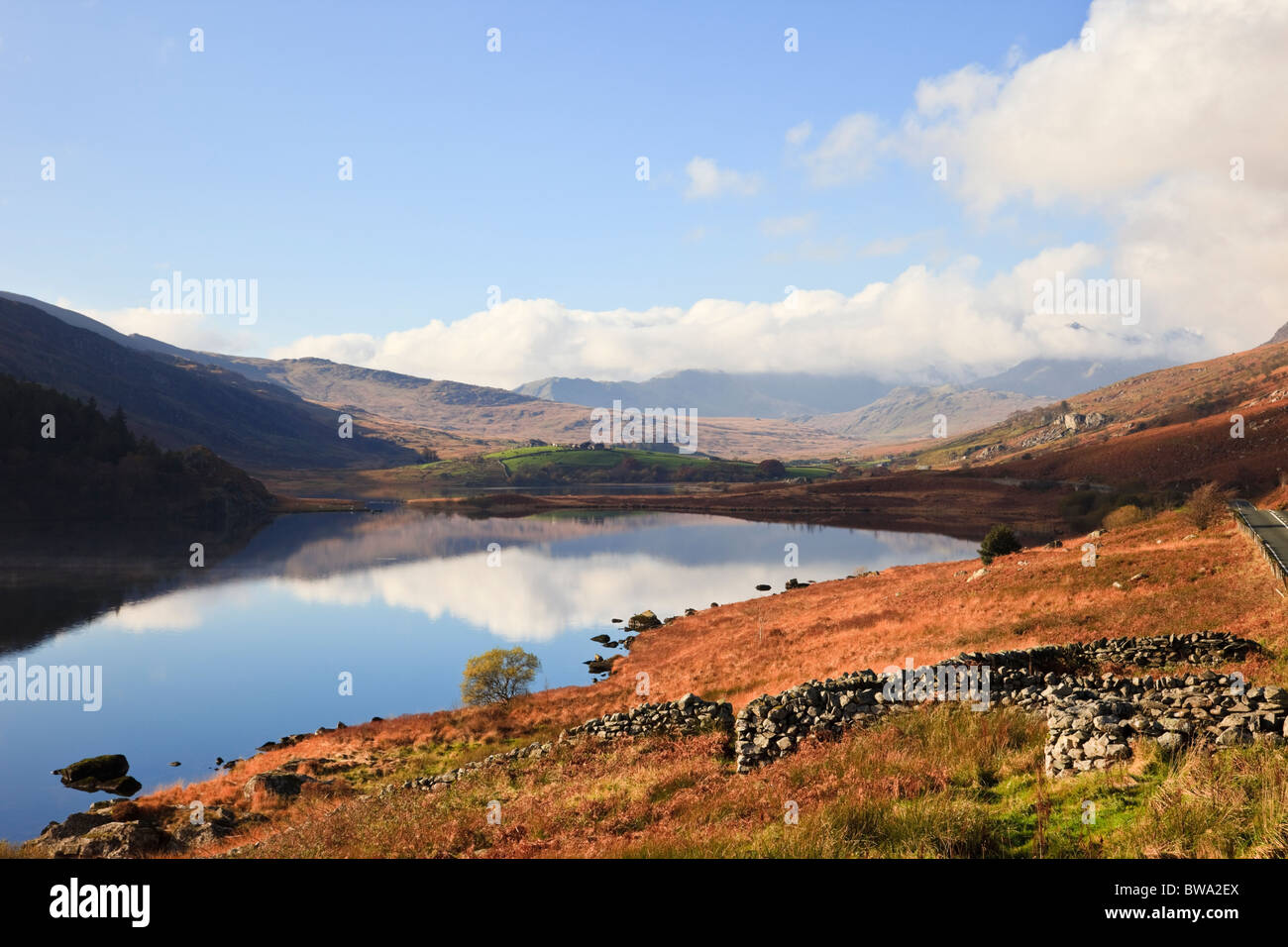 Vista su tutta Llynnau Mymbyr laghi nella Valle Nantygwryd nel Parco Nazionale di Snowdonia in autunno nei pressi di Capel Curig, Galles del Nord, Regno Unito Foto Stock