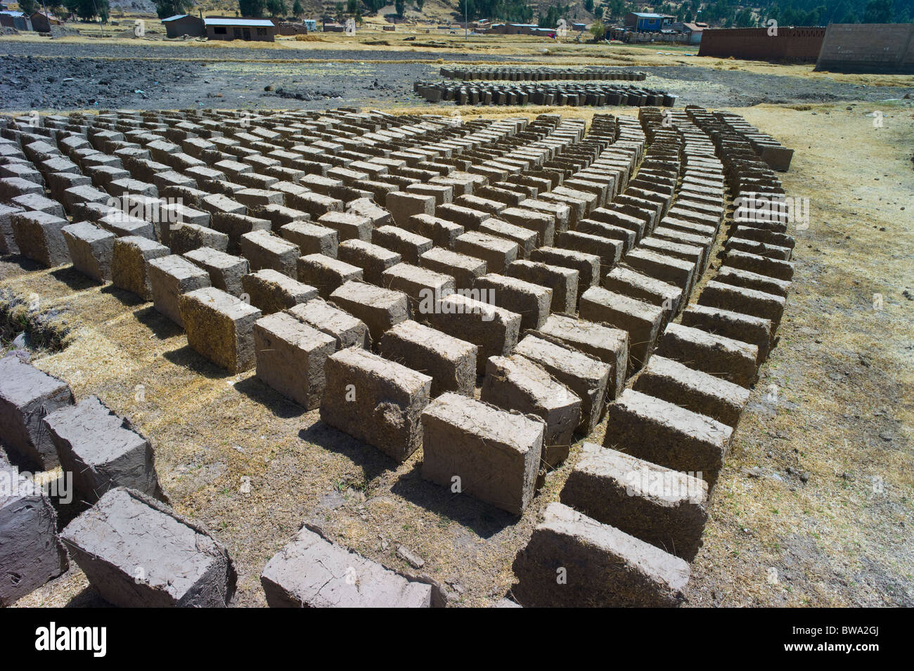 Mattoni di Adobe di essiccazione al sole, Sicuani, Cuzco, Perù Foto Stock