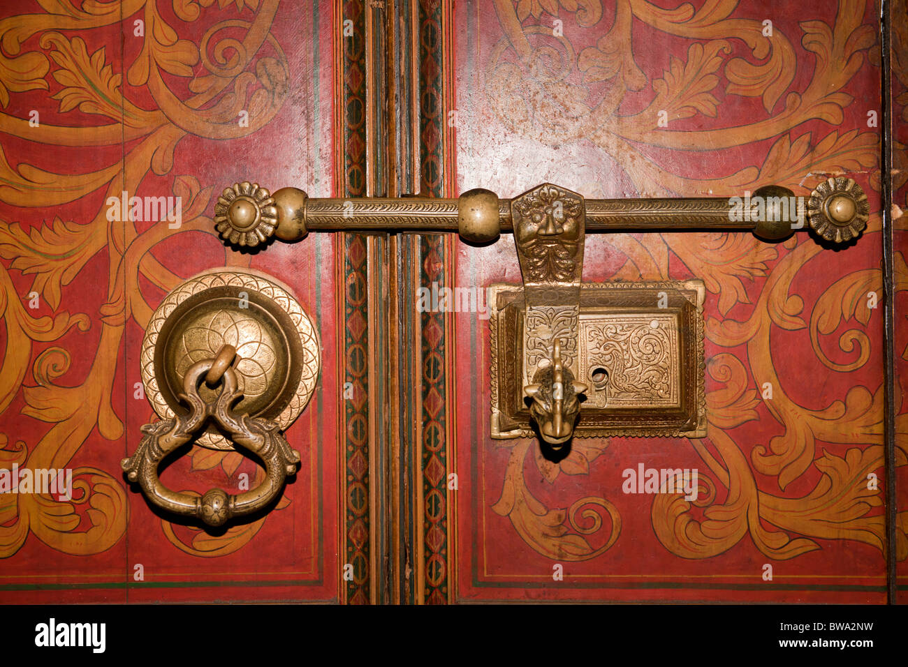 Ornano la serratura della porta e la maniglia, tempio del Dente, Kandy, Sri Lanka Foto Stock