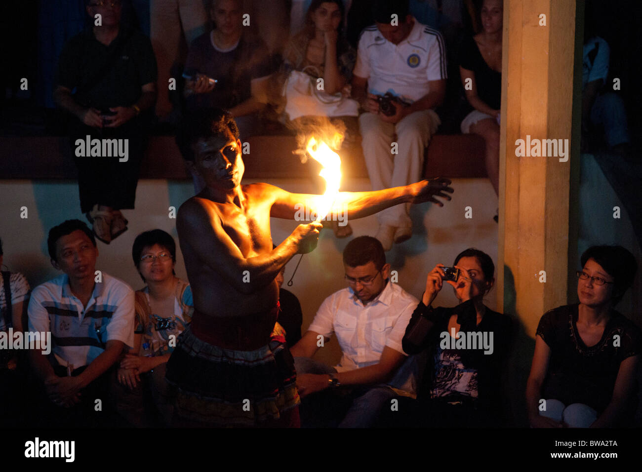 Tradizionale fuoco Kandyan ballerini, Kandy, Sri Lanka Foto Stock
