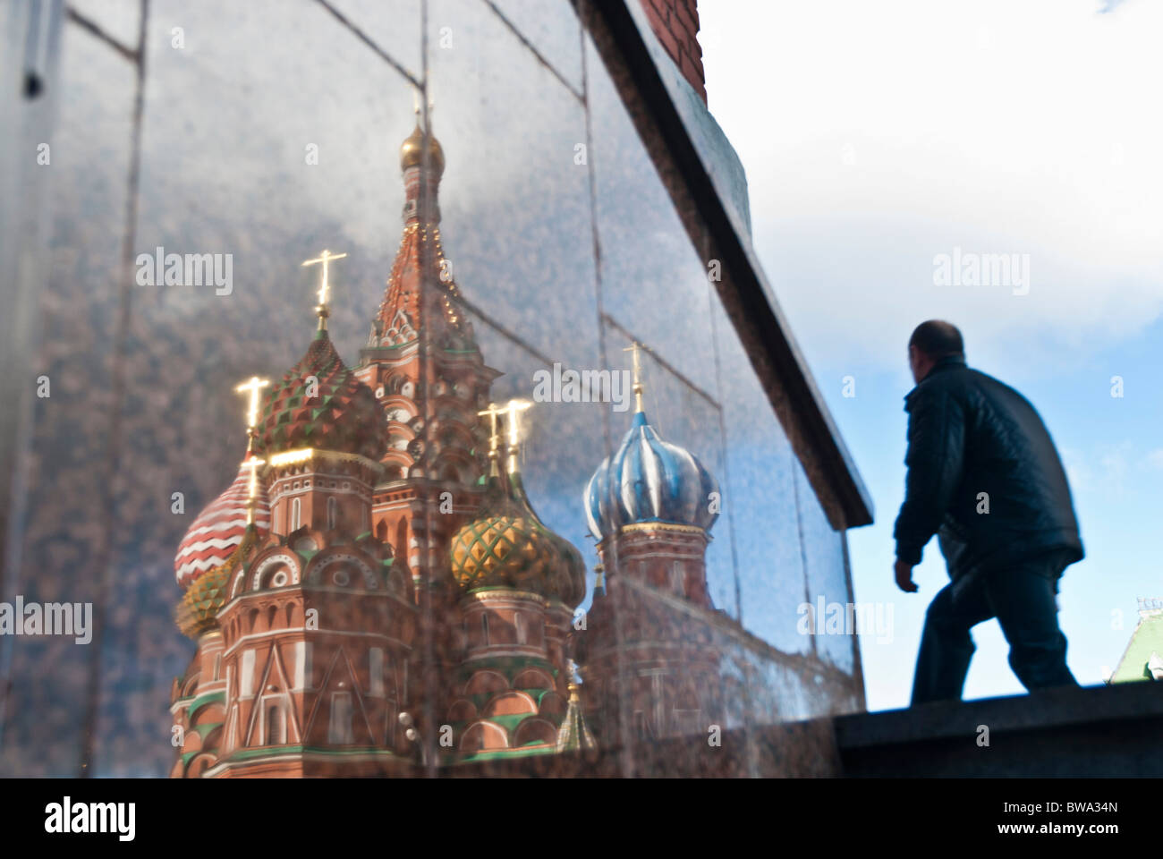 La riflessione di san Basilio Cattedrale su una parete a Mosca, Russia Foto Stock