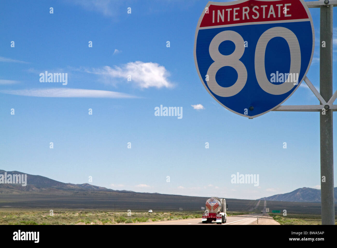 Interstate 80 cartello stradale nella zona nord-est di Nevada, USA. Foto Stock