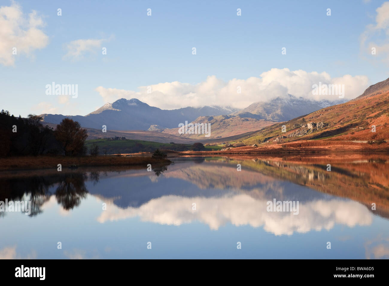 Riflessioni a Llynnau Mymbyr con vista a Y Lliwedd a Snowdon Horseshoe nel Parco Nazionale di Snowdonia. Capel Curig Galles del Nord Regno Unito Foto Stock
