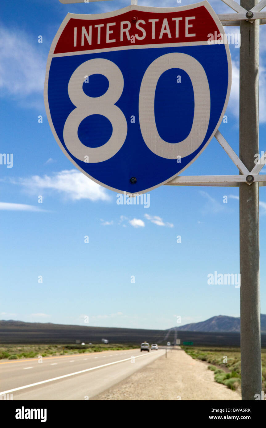 Interstate 80 cartello stradale nella zona nord-est di Nevada, USA. Foto Stock