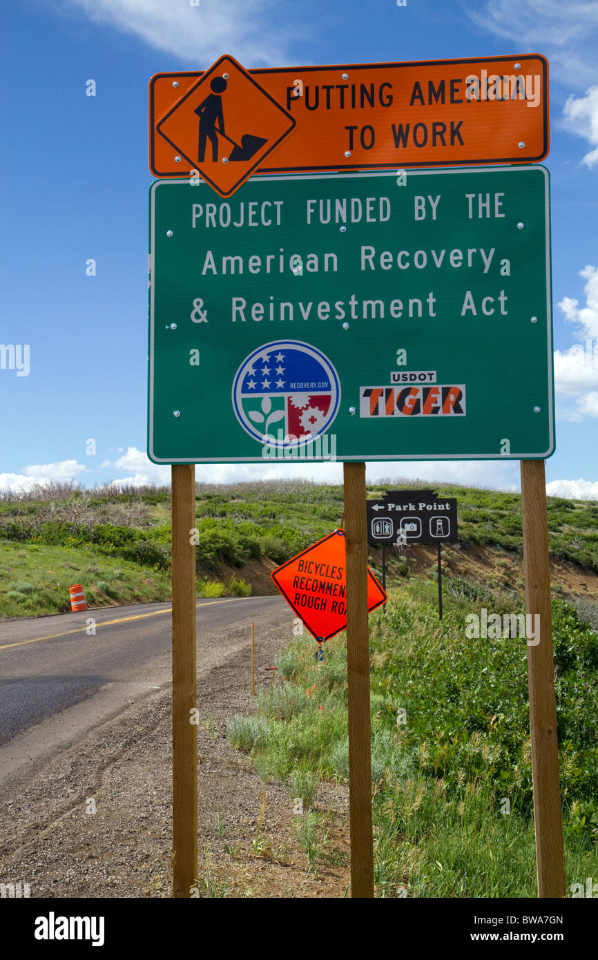 Ripresa americana e il reinvestimento finanziato lavori stradali firmare entro la Mesa Verde National Park, COLORADO, Stati Uniti d'America. Foto Stock
