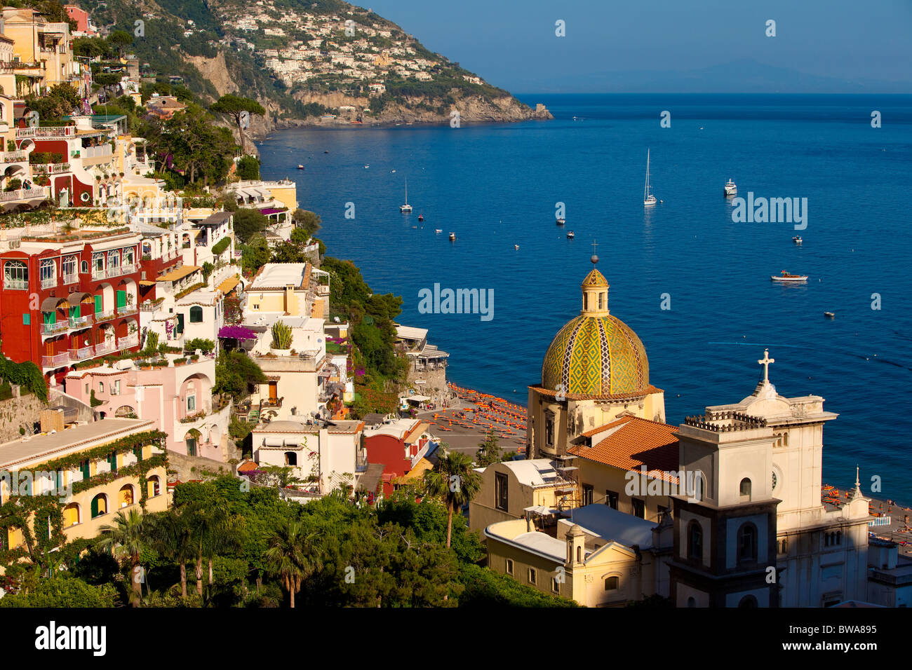 Cupola della Chiesa Santa Maria Assunta e la cittadina collinare di Positano lungo la Costiera Amalfitana, Campania, Italia Foto Stock
