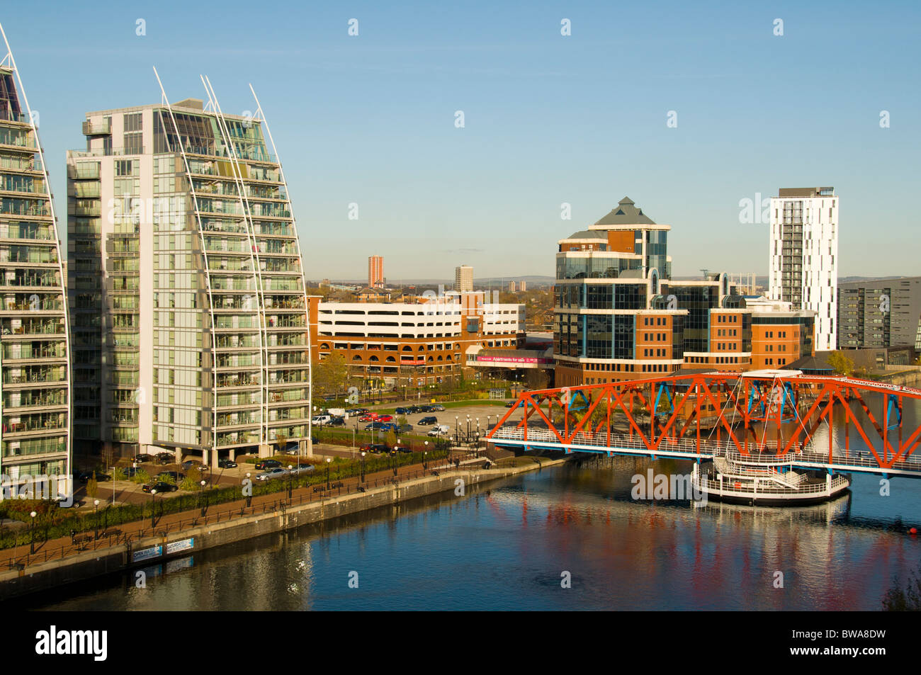 La NV condomini, Victoria Building e il Ponte di Detroit, Huron bacino, Salford Quays, Greater Manchester, Inghilterra, Regno Unito Foto Stock