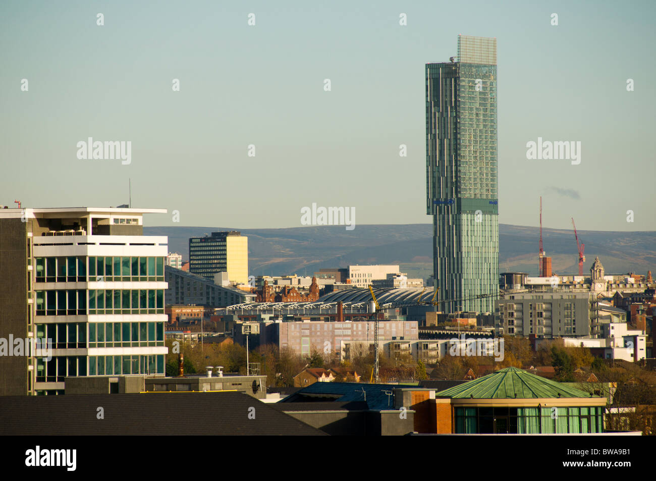Il Beetham Tower, noto anche come l'Hilton Tower, edificio più alto a Manchester in Inghilterra, Regno Unito. Pennine colline dietro. Foto Stock