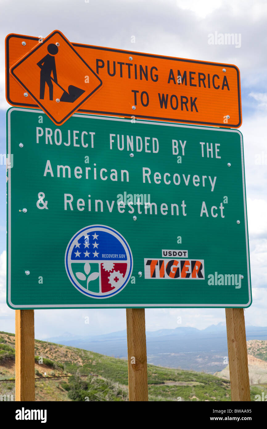 Ripresa americana e il reinvestimento finanziato lavori stradali firmare entro la Mesa Verde National Park, COLORADO, Stati Uniti d'America. Foto Stock