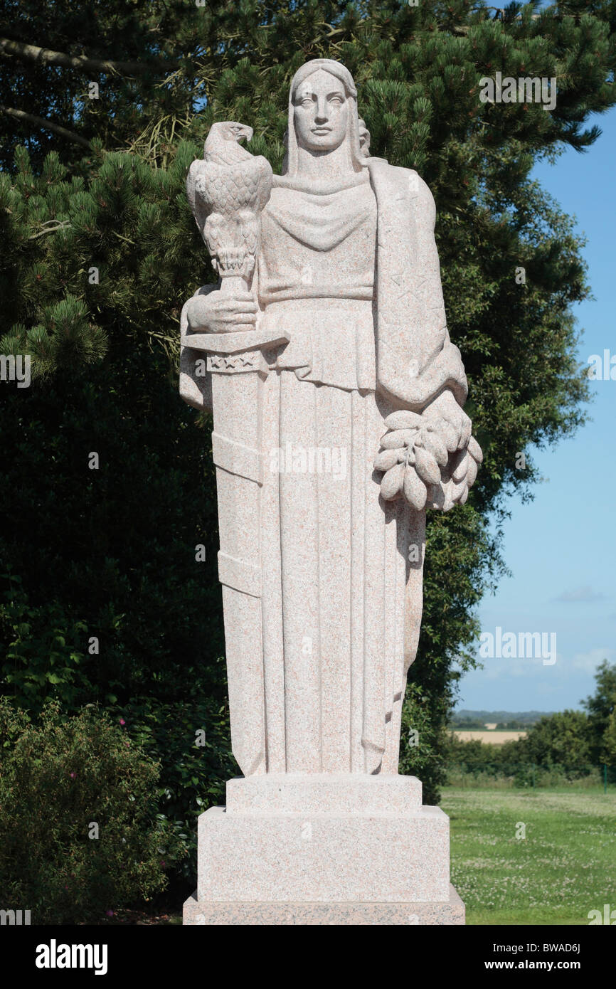 Una delle due statue guardando in giù il centro commerciale centrale della Normandia American Cimitero e memoriale, Colleville-sur-Mer, Francia. Foto Stock