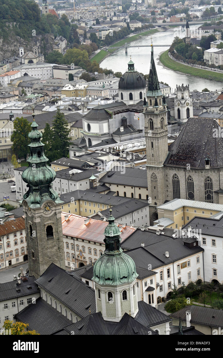 Austria Salisburgo vecchio vista della città dal Castello compresi cattedrale e il fiume Salzach Foto Stock