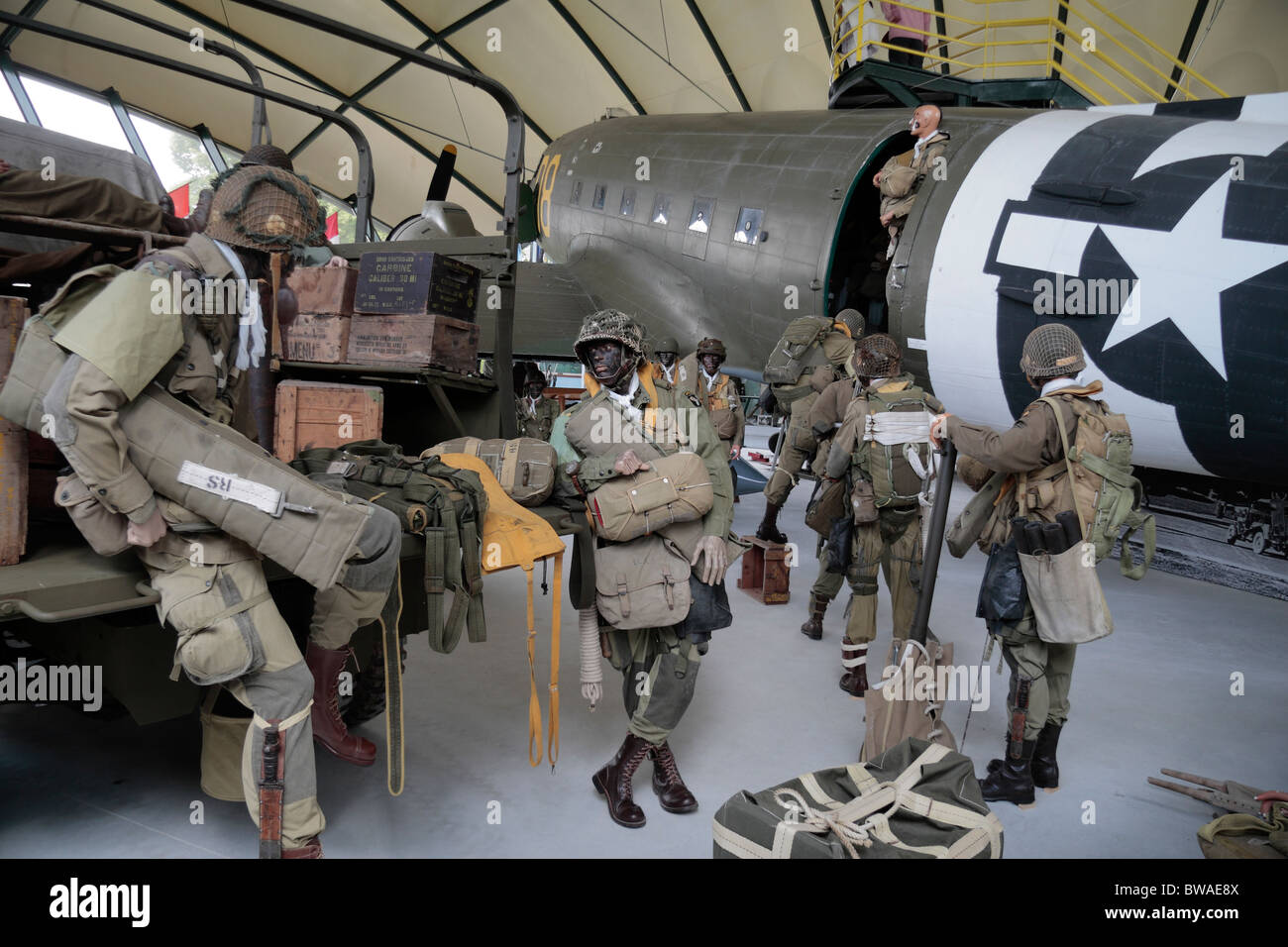 Visualizzazione di American truppe aviotrasportate preparando a bordo di un Douglas C-47 presso il Museo del Volo, Sainte-Mère-Eglise, in Normandia. Foto Stock