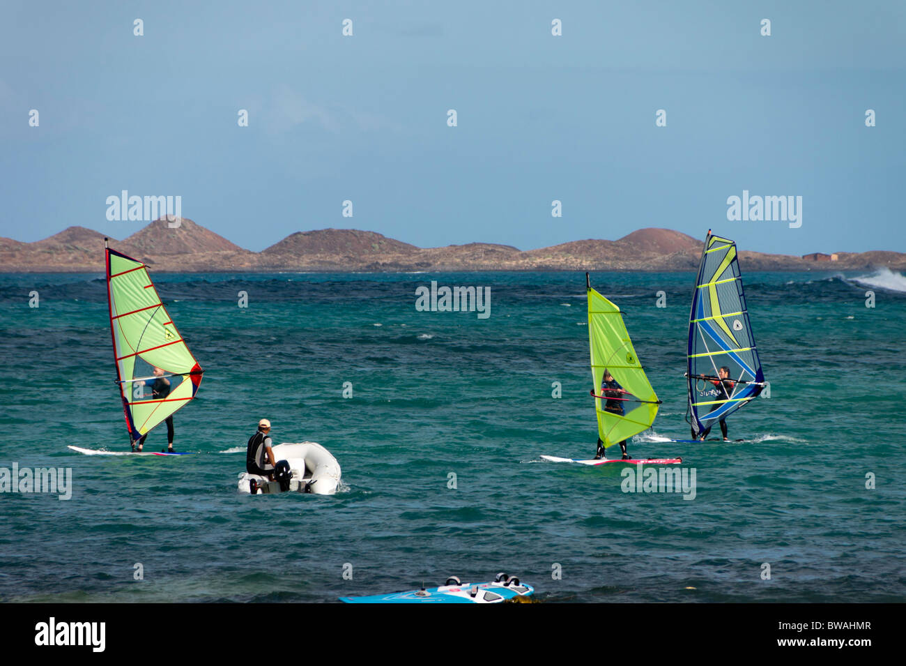 Fuerteventura Isole Canarie - Corralejo, windsurf o scuola sailboarding sulla spiaggia di Waikiki, Ventura beach. Foto Stock