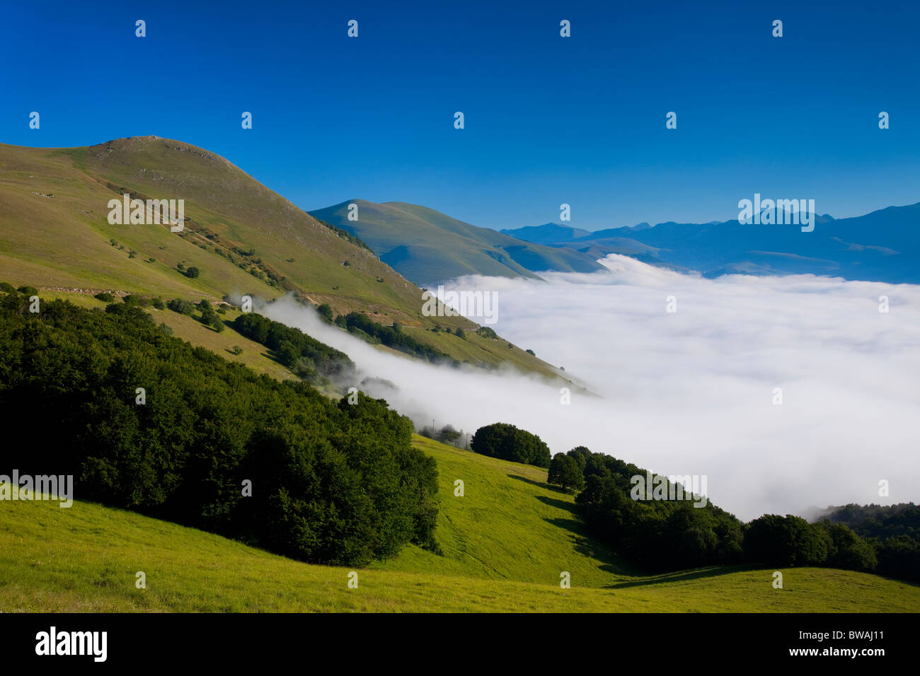 La nebbia la nebbia si blocca nel Piano Grande, parte del Parco Nazionale dei Monti Sibillini, Umbria Italia Foto Stock