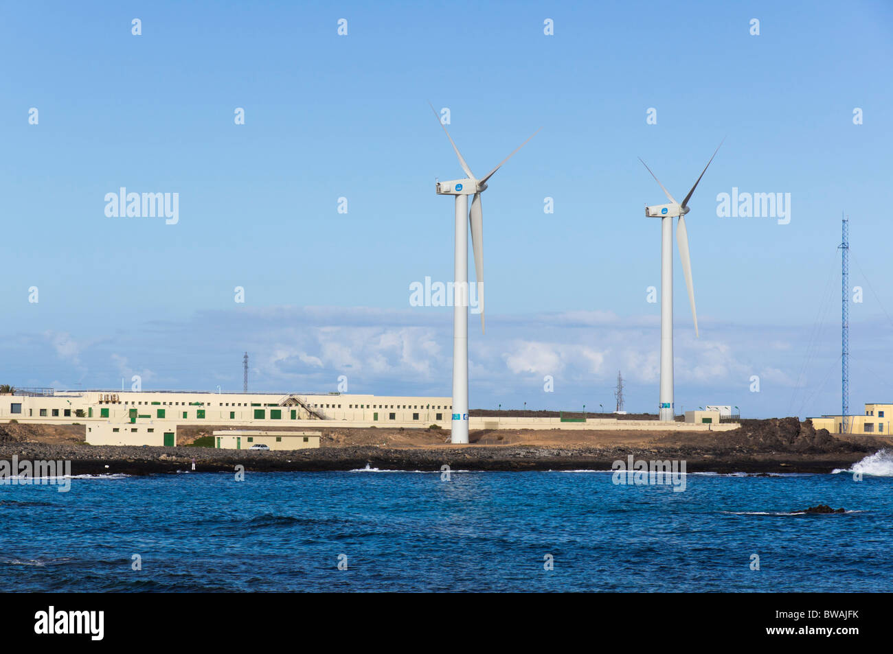 Fuerteventura Isole Canarie - Corralejo, impianto di dissalazione con turbine eoliche, per acqua fresca fatta da acqua di mare. Foto Stock