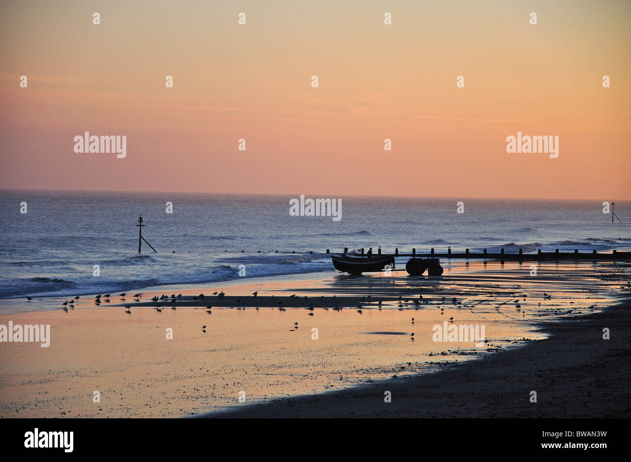 Cromer Beach all'alba, Cromer, Norfolk, Inghilterra, Regno Unito Foto Stock