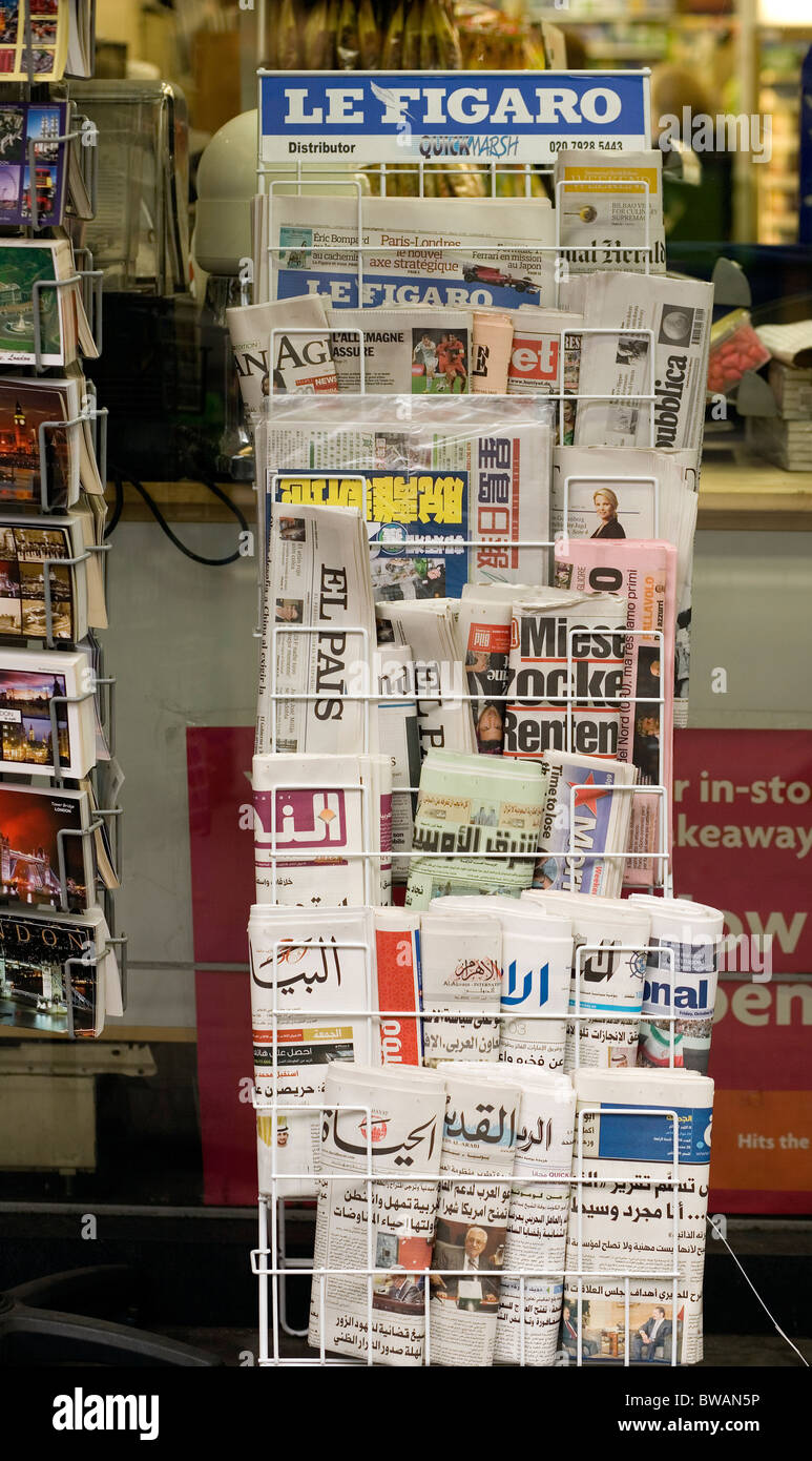Quotidiani internazionali display, Baker Street, Londra, Inghilterra, Regno Unito, Europa Foto Stock