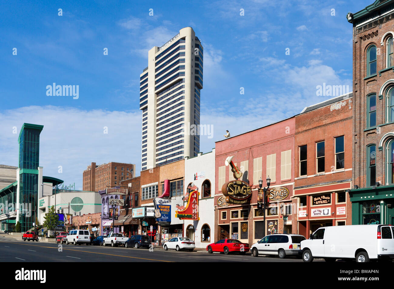 Broadway con La Renaissance Hotel dietro il distretto, Nashville, Tennessee, Stati Uniti d'America Foto Stock