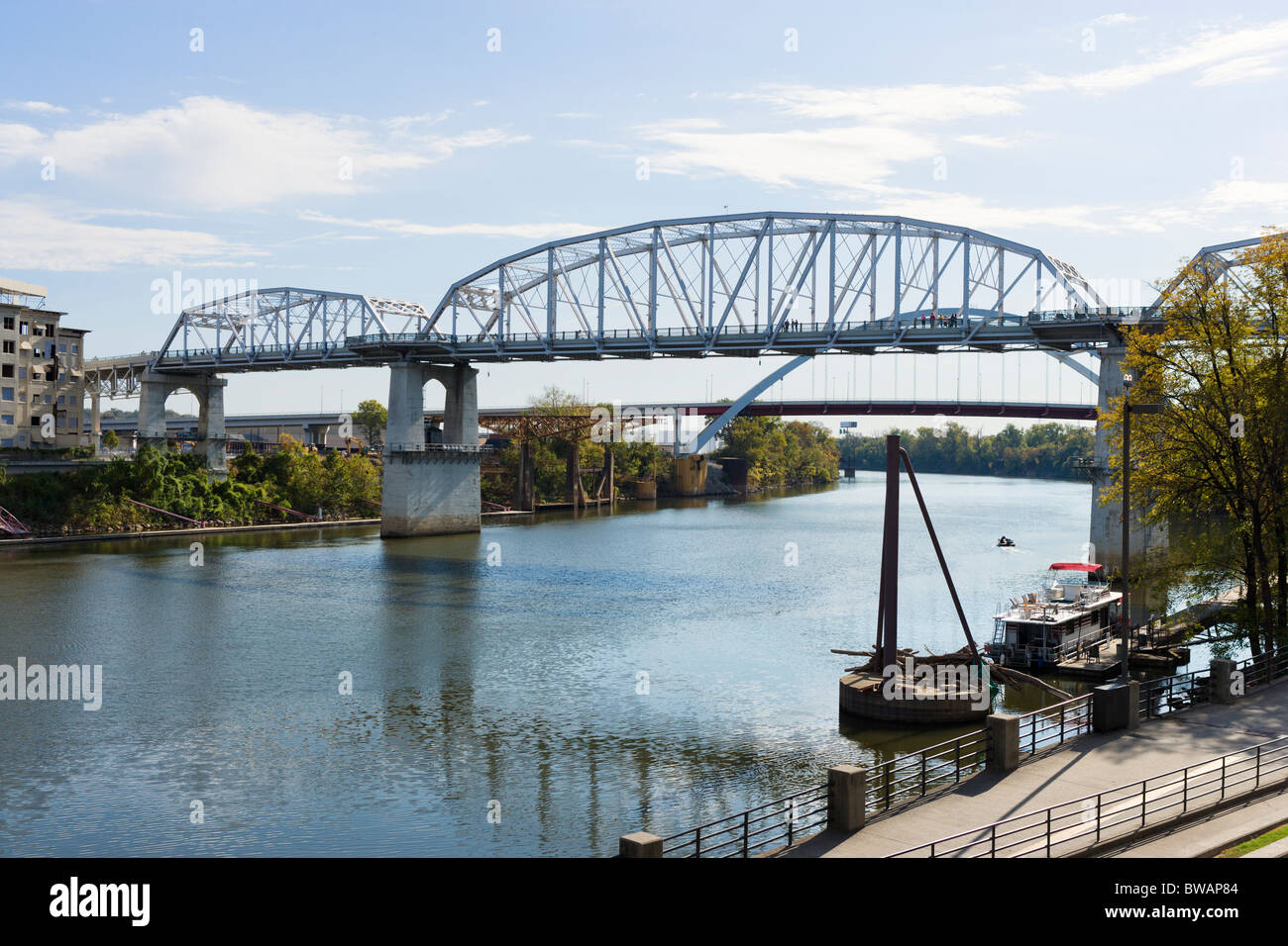 Il Cumberland River watefront con la Shelby Avenue ponte pedonale, Nashville, Tennessee, Stati Uniti d'America Foto Stock