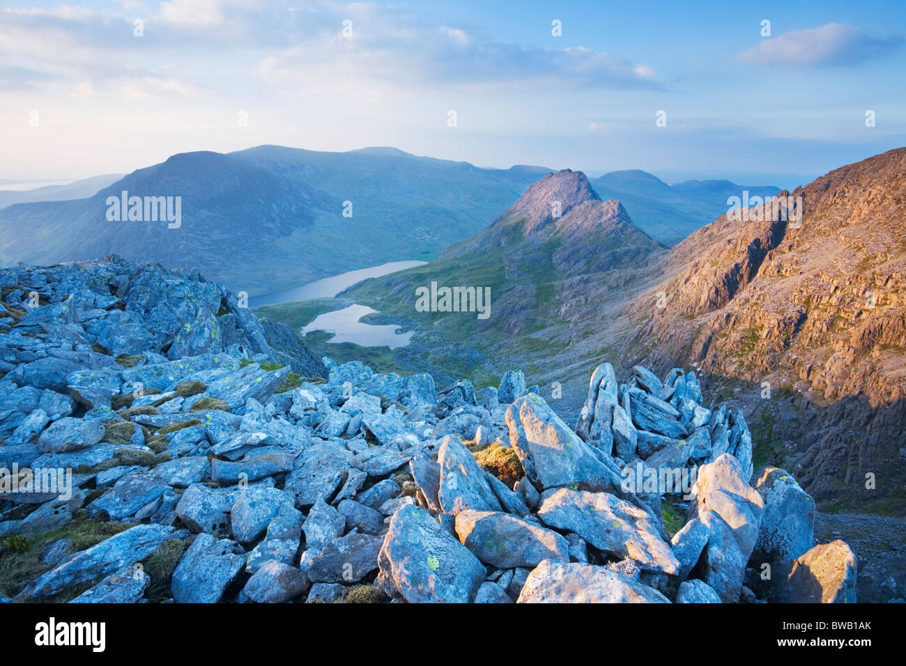 Monte Tryfan e la valle Ogwen da Glyder Fach. Parco Nazionale di Snowdonia. Conwy. Il Galles. Regno Unito. Foto Stock