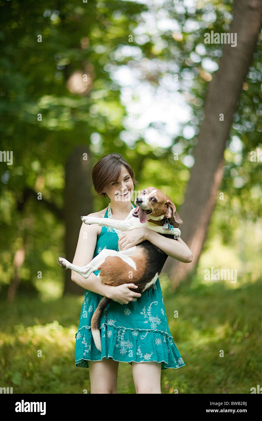 Donna che mantiene il suo animale domestico beagle Foto Stock