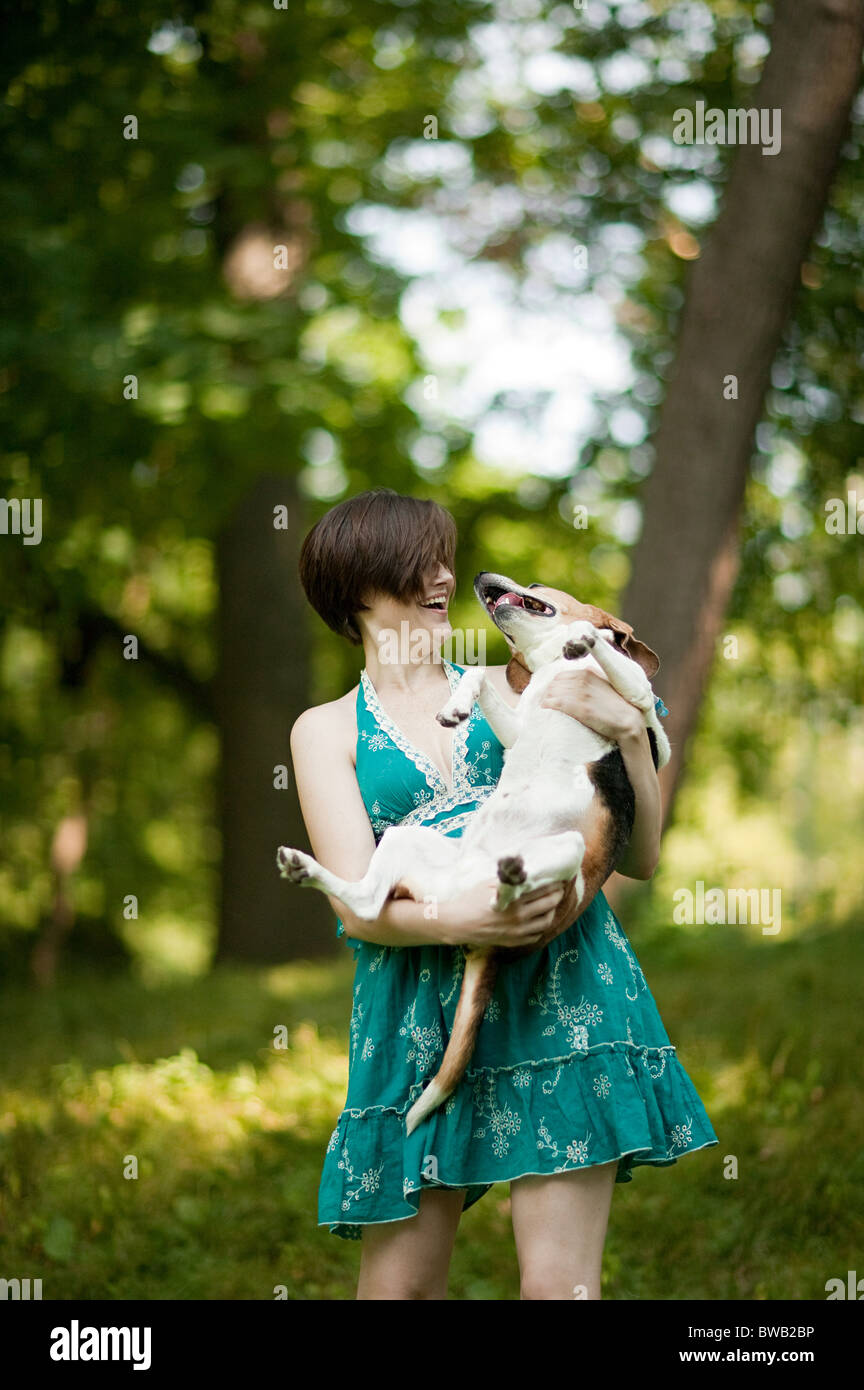 Donna che mantiene il suo animale domestico beagle Foto Stock