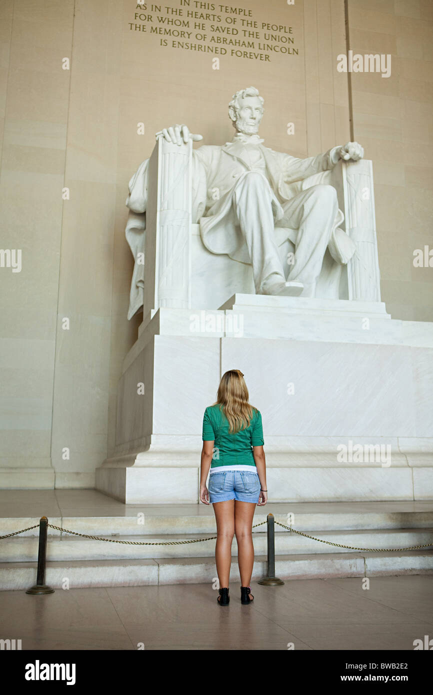 Ragazza guardando il Lincoln Memorial Foto Stock