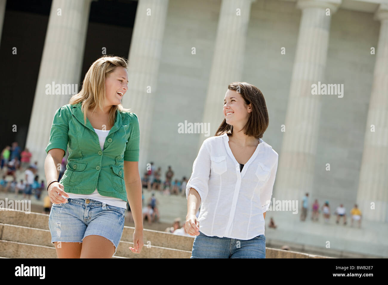 Due ragazze presso il Lincoln Memorial Foto Stock