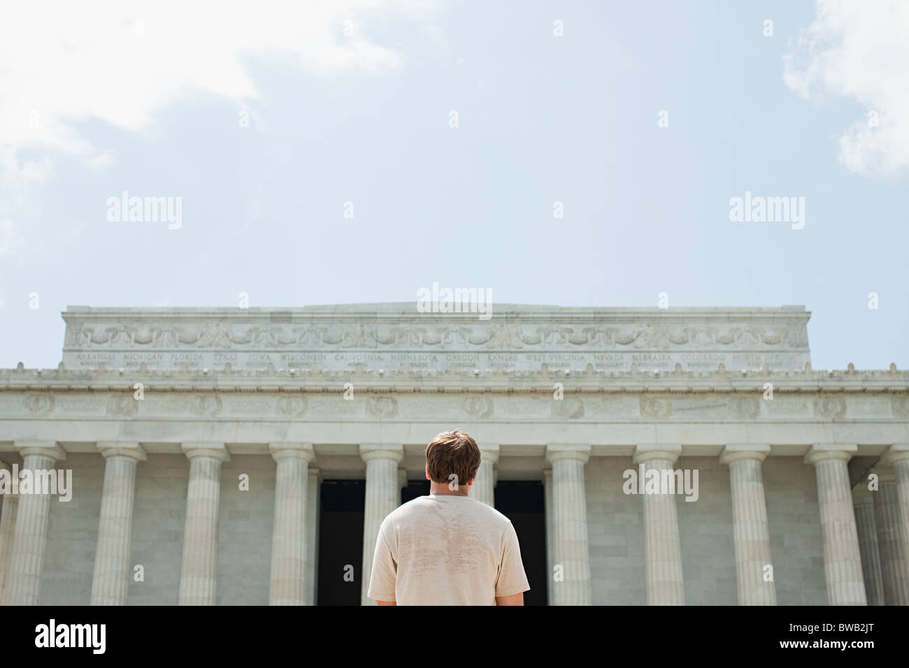 Vista posteriore del giovane uomo presso il Lincoln Memorial Foto Stock