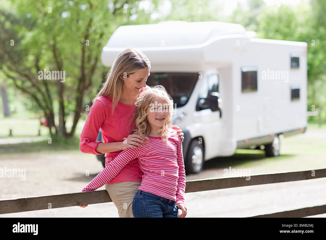Madre e figlia sul caravan holiday Foto Stock