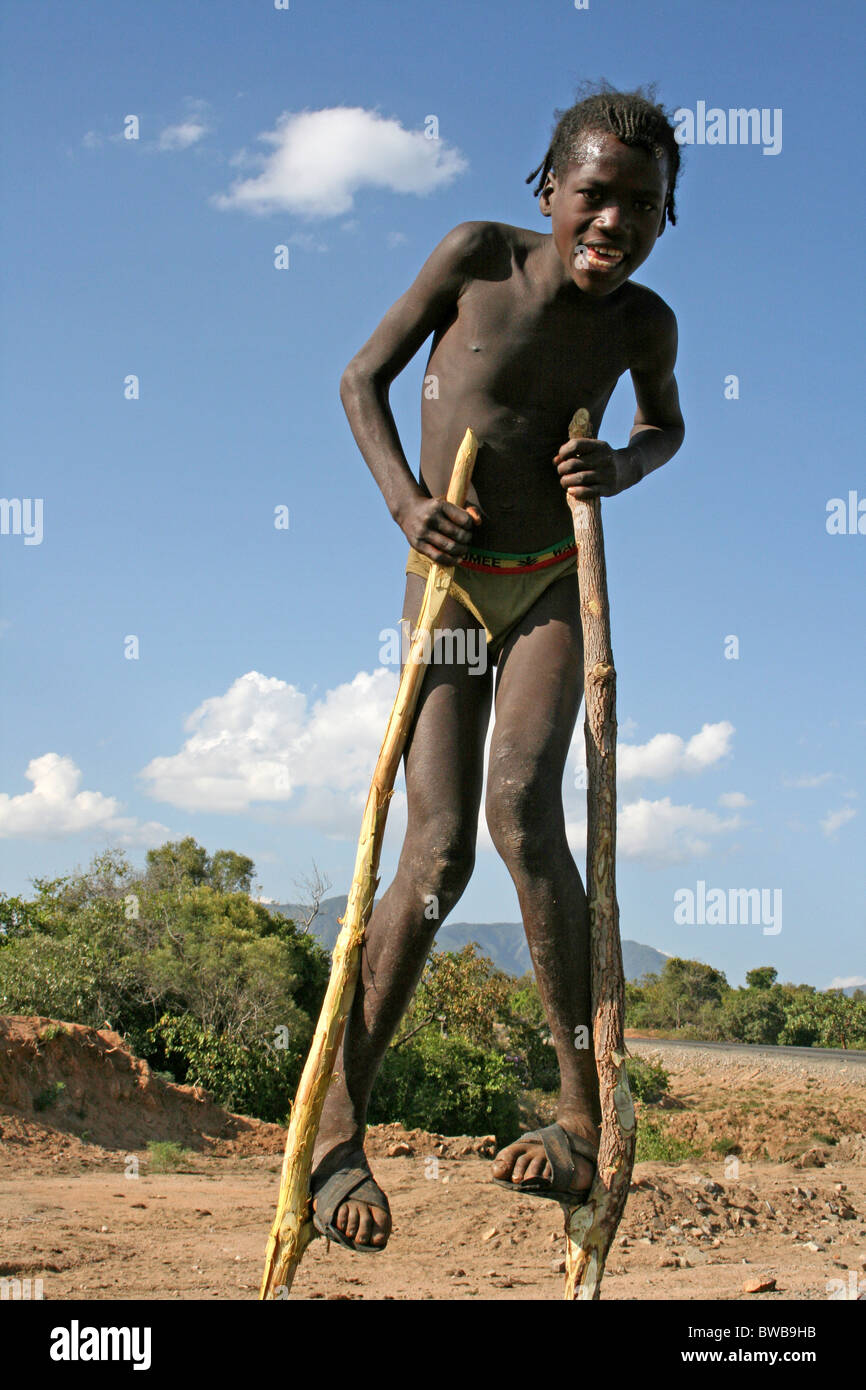 Giovane ragazzo tribali su limi, Valle dell'Omo Etiopia Foto Stock