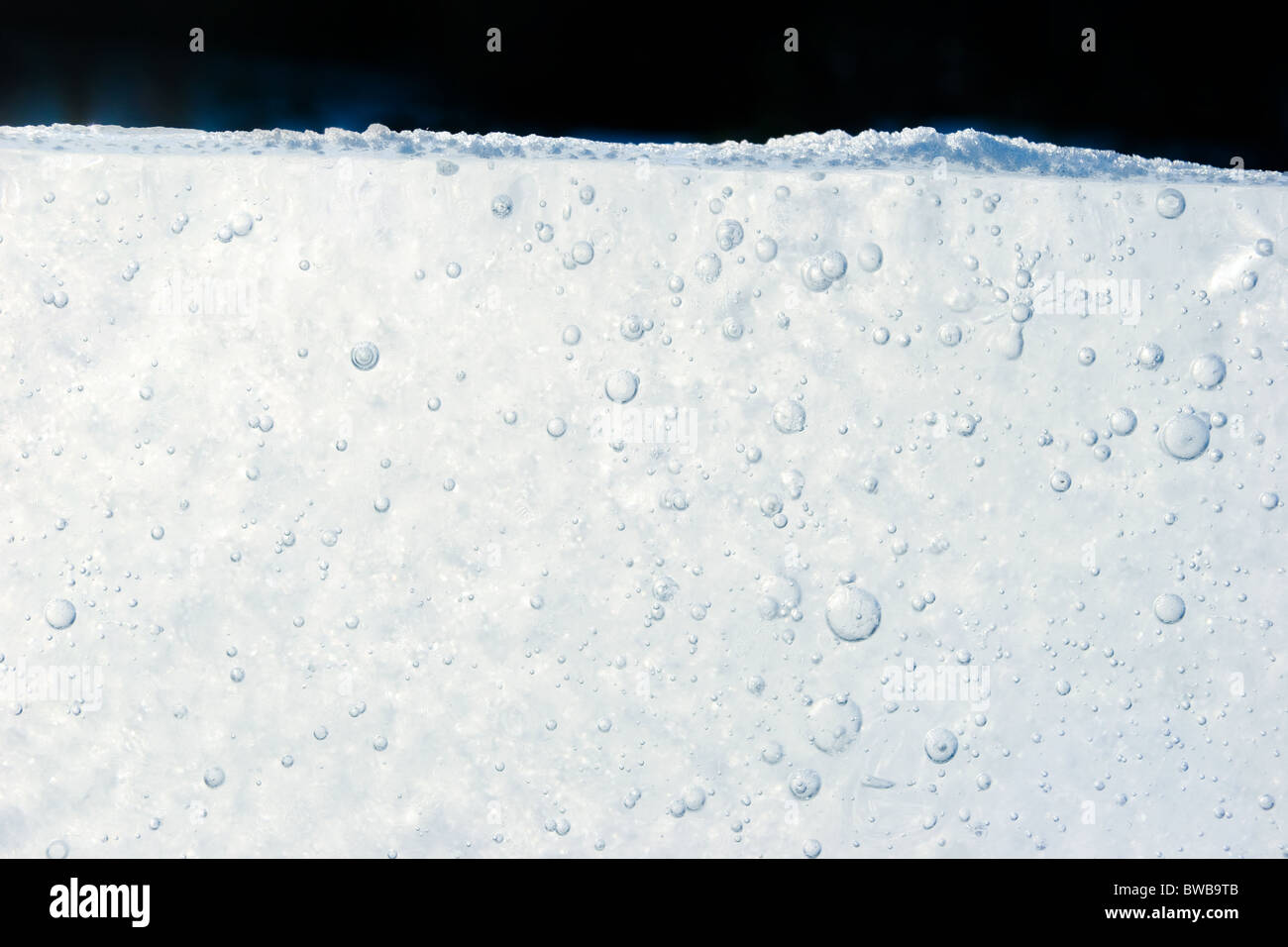 Macro immagine della fusione del ghiaccio sotto snowcover Foto Stock