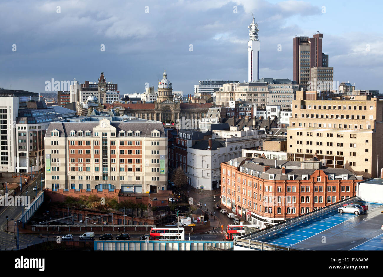 Una vista del centro cittadino di Birmingham con la famosa casa consiglio centrale a cupola. Foto Stock