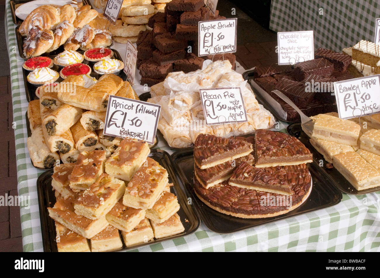 Torta torte di stallo bancarelle mercato fatto in casa la cottura al forno dolce da forno la cucina casalinga cuochi fresco il cibo appena fatta per la vendita baker Foto Stock