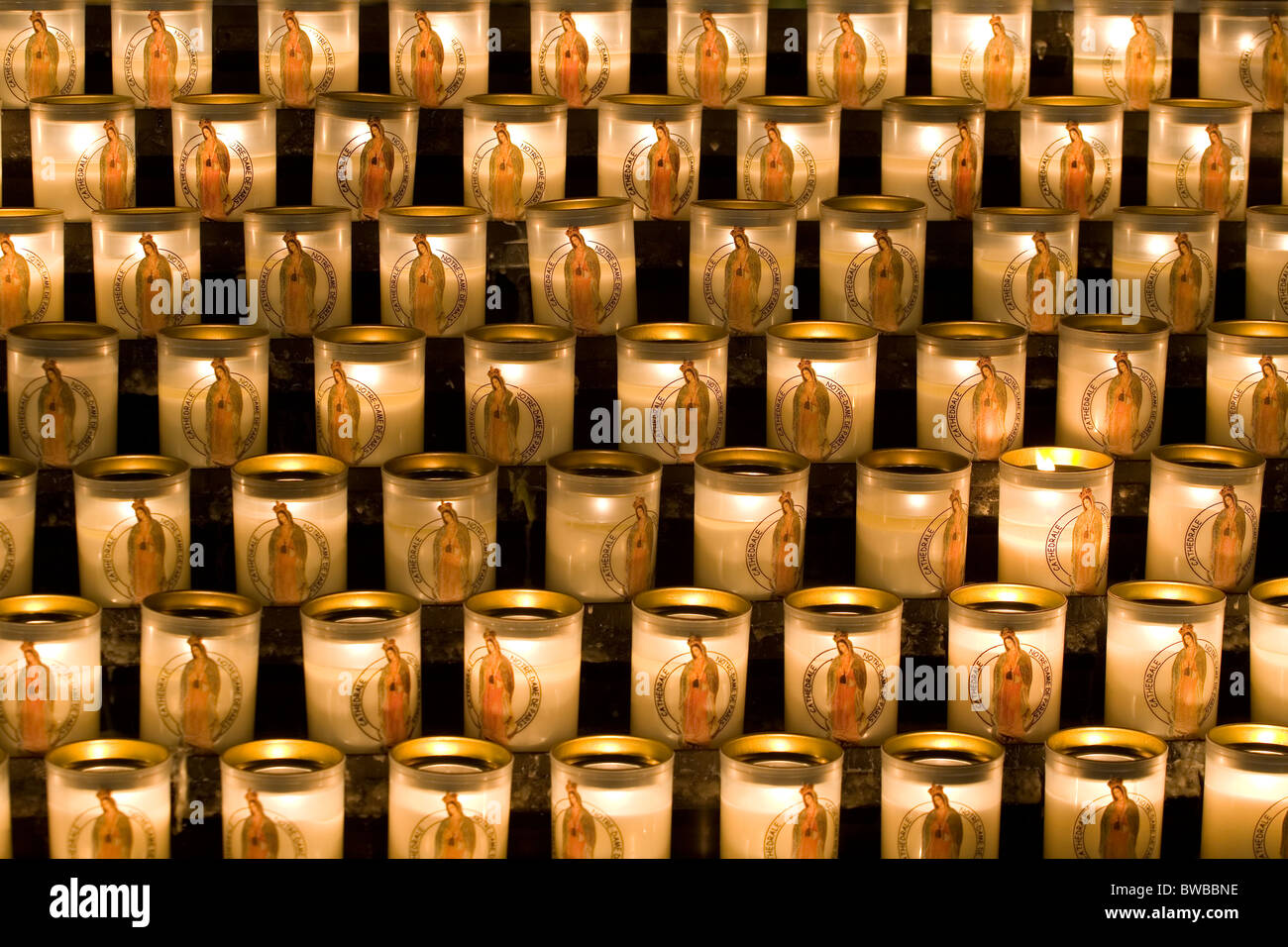 Candele votive nella cattedrale di Notre Dame Foto Stock